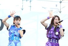 左から咲良菜緒、大黒柚姫。