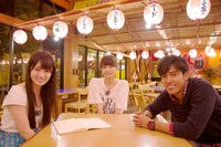 左から高山一実、深川麻衣、K。