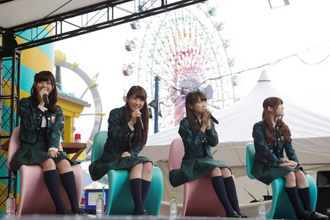 左から西野七瀬、若月佑美、秋元真夏、松村沙友理。