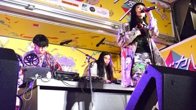 「シブカル祭。2014」レセプションパーティでパフォーマンスするSugar's Campaign feat. IZUMI。