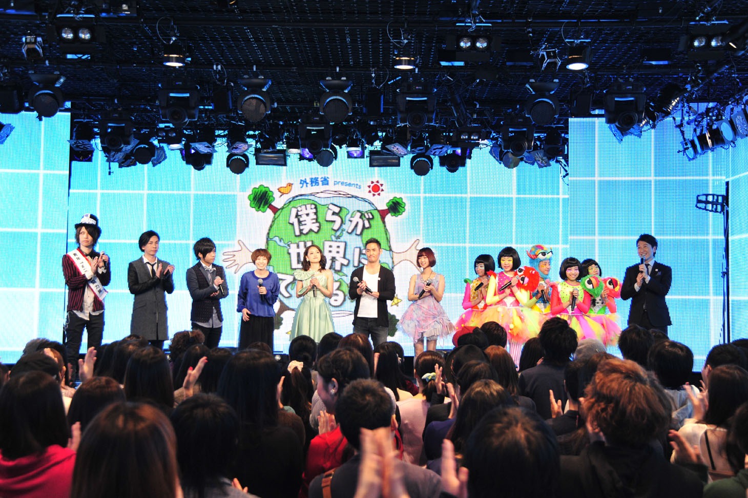 左からROOT FIVE、住岡梨奈、chay、中孝介、Yun*chi、TEMPURA KIDZ、堀潤。