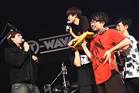 「BEAT PLANET」のナビゲーター・Sascha（左）とキュウソネコカミ。