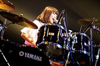 ハットリクミコ（シナリオアート / Vo, Dr）