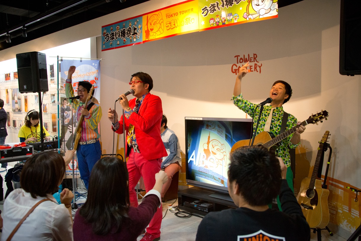ワタナベフラワーによるライブの様子。