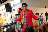 ライブ中に行われたクマガイタツロウ（Vo）撮影タイムの様子。