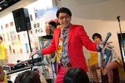ライブ中に行われたクマガイタツロウ(Vo)撮影タイムの様子。
