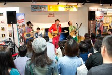 ワタナベフラワーによるライブの様子。