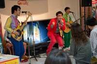 ワタナベフラワーによるライブの様子。