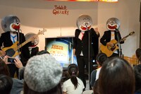 うまいバンドによる「うまさボーボー」歌唱の様子。