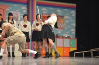 ちゅうえい（左）と真山りか（右）の殺陣シーン。