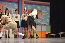 ちゅうえい（左）と真山りか（右）の殺陣シーン。