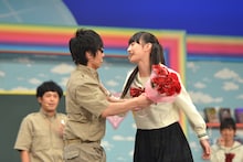 ダメ男役の瀧上（左）を追い込む松野莉奈（右）。