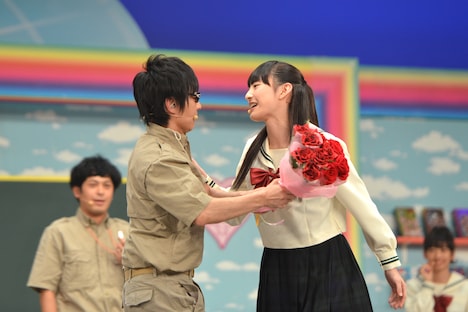 ダメ男役の瀧上（左）を追い込む松野莉奈（右）。