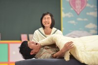 「お父さんと最後の別れ」シチュエーションでアドリブ演技に挑戦する小林歌穂（後方）。