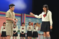 「オバケに遭遇」シチュエーションでアドリブ演技に挑戦する星名美怜（右）。