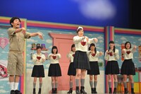 「逆にオバケになる」シチュエーションでアドリブ演技に挑戦する安本彩花（中央）。