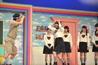 “ガンダムおばけ”になって遊ぶちゅうえい（左）と柏木ひなた（中央）。