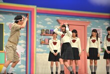 「逆に逆に2人オバケになる」シチュエーションで“ガンダムおばけ”になって遊ぶちゅうえい（左）と柏木ひなた（中央）。