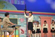 「エビ中×流れ星 グローバル化計画 SPECIAL☆NIGHT in舞浜」の様子。銀行強盗になりきる中山莉子。