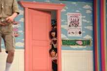 ドアの隙間から流れ星のトークを覗き見するエビ中。