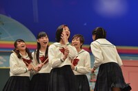 はずれくじを引いてしまった小林歌穂（中央）。