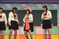 巨大風船を手にニヤニヤする小林歌穂（中央）。