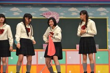 巨大風船を手にニヤニヤする小林歌穂（中央）。