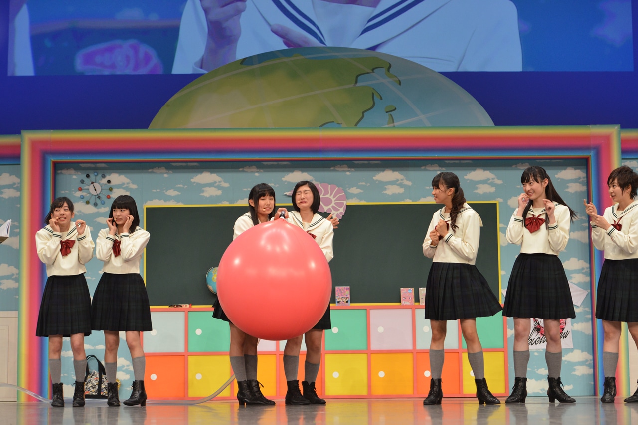どんどん膨らむ巨大風船を手に涙目になる小林歌穂（中央）。