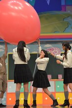 巨大風船を手に右往左往する小林歌穂。