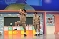 漫才「ひじ祭り」を披露する流れ星。