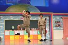 流れ星による漫才「ひじ祭り」。