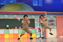 流れ星による漫才「ひじ祭り」。