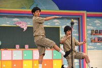 漫才「ひじ祭り」を披露する流れ星。