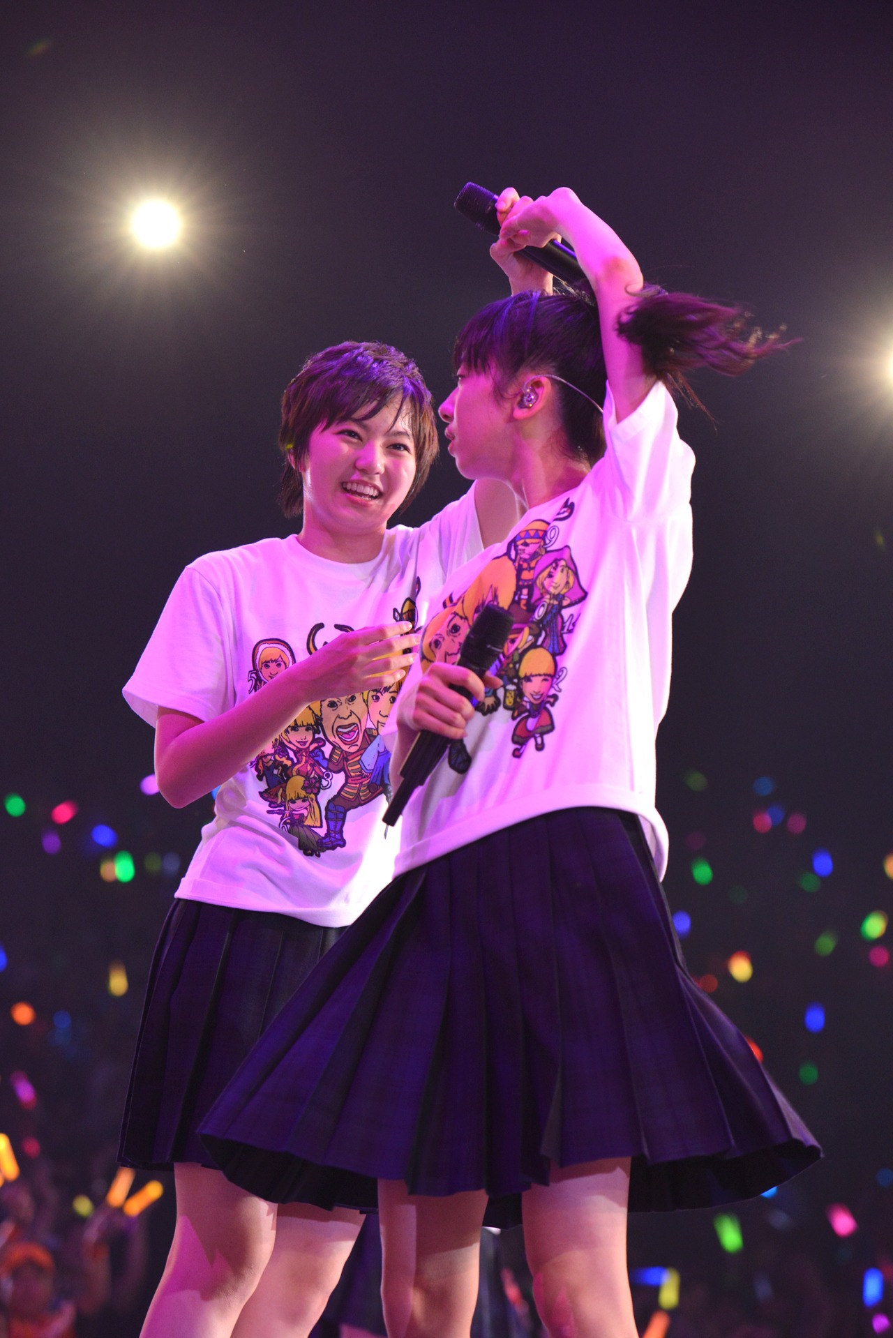 安本彩花（左）と真山りか（右）。