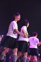 松野莉奈（左）と柏木ひなた（右）。