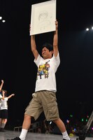 ラウンドガールのように半円形のステージ上をねり歩く流れ星・ちゅうえい。