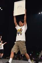 ラウンドガールのように半円形のステージ上をねり歩く流れ星・ちゅうえい。