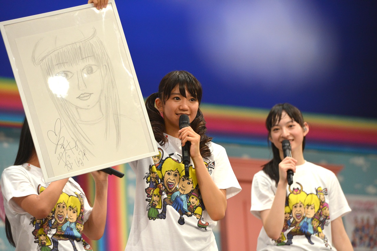 直筆イラストを披露する星名美怜。