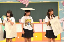 直筆イラストを頭に乗せる廣田あいか。