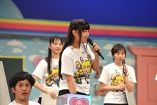 観客の座席番号が書かれたくじを引く廣田あいか。