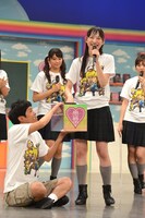 観客の座席番号が書かれたくじを引く松野莉奈。