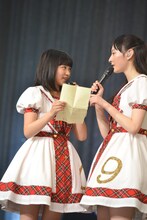 クイズの問題を確認する柏木ひなた（左）と松野莉奈（右）。