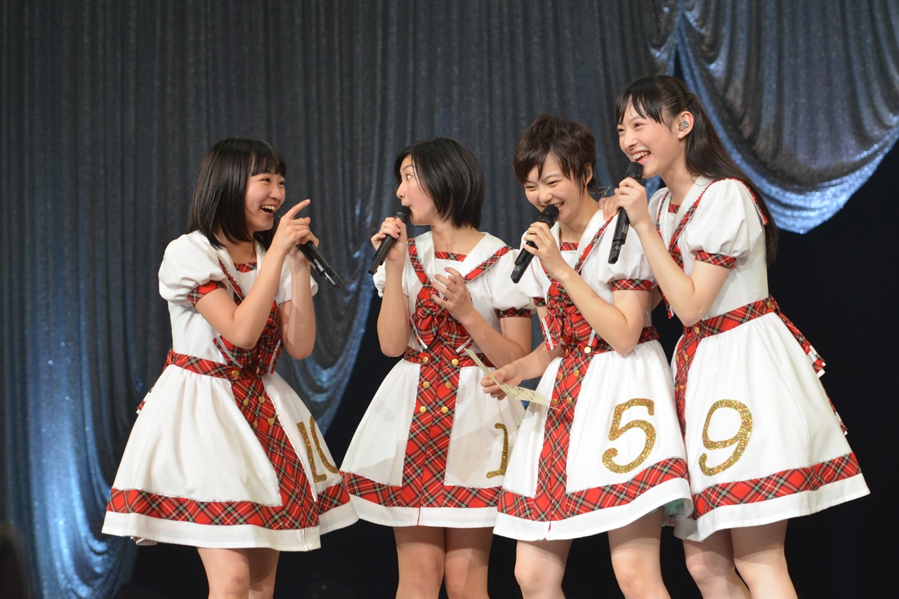 左から柏木ひなた、小林歌穂、安本彩花、松野莉奈。