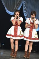 ブリッ子声で安本彩花（右）のマネをする柏木ひなた（左）。