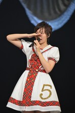 急遽「小林歌穂クイズ」を出題する安本彩花。