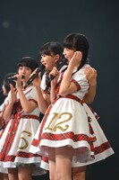 中山莉子（右）の肩を抱く星名美怜（中央）。