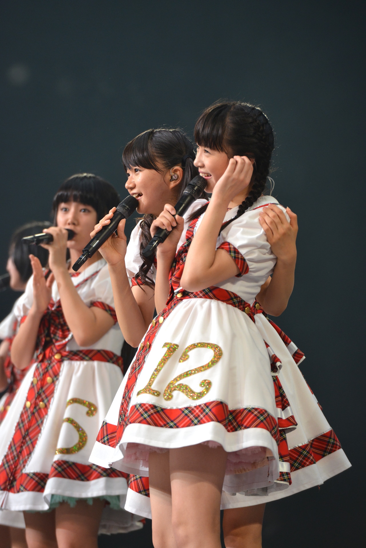 中山莉子（右）の肩を抱く星名美怜（中央）。