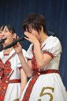 思わず涙ぐむ安本彩花。