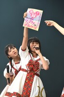 パンフレットを紹介する柏木ひなた。