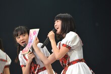 パンフレットを紹介する柏木ひなた。